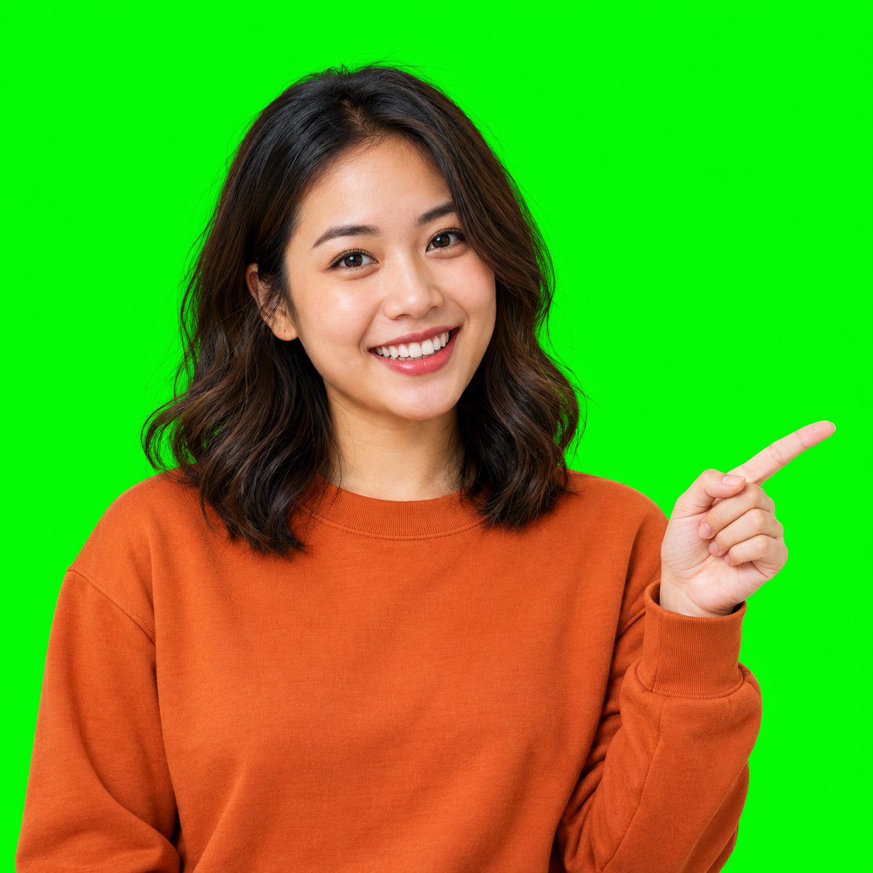 Criadora de conteúdo sorrindo, de moletom laranja, apontando para o lado sobre um fundo verde.