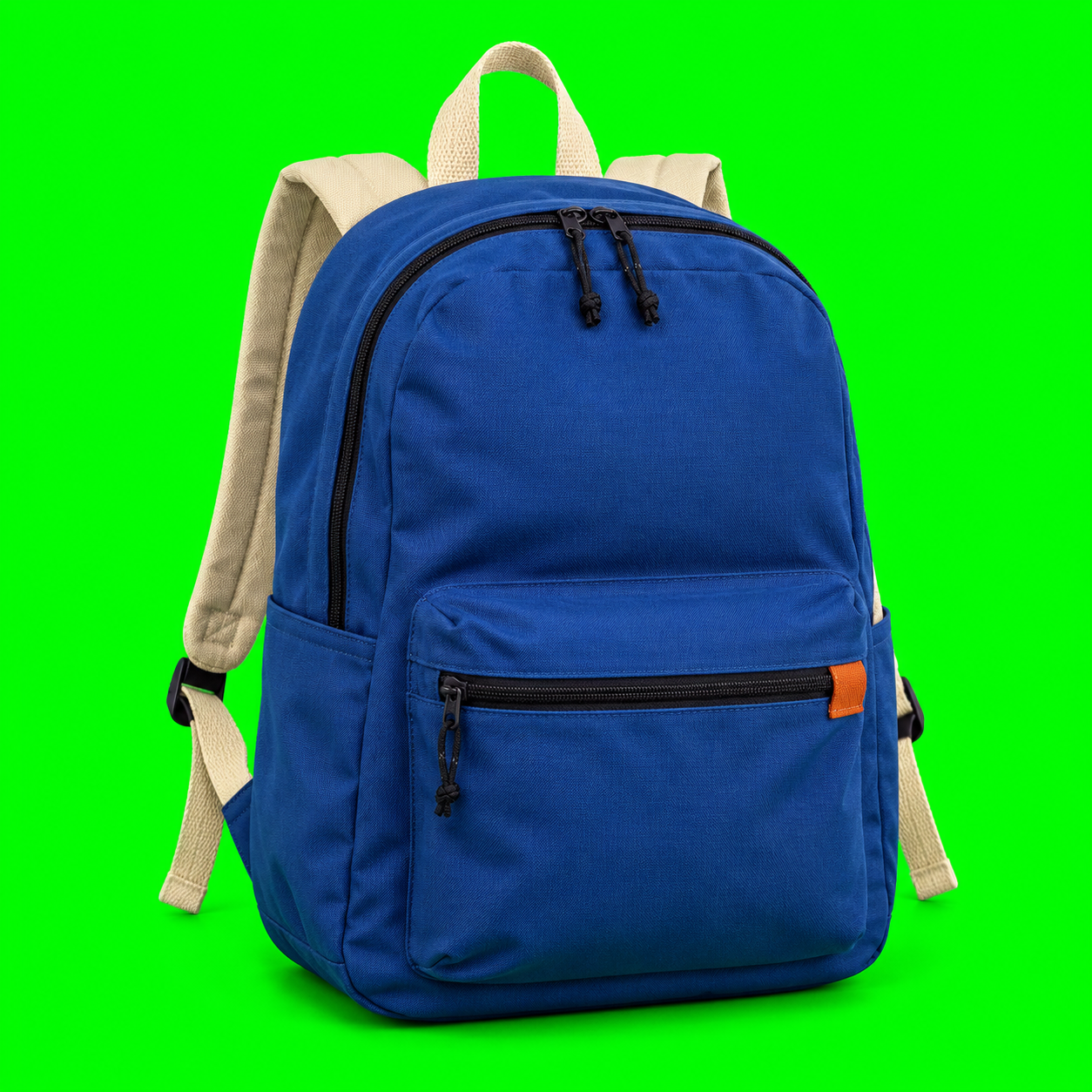 Mochila de trilha azul com alças creme e uma alça de mão em formato de laço sobre um fundo verde.